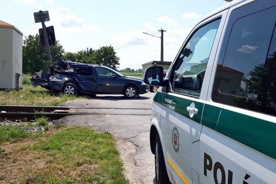 Ilustračný obrázok k článku Môžu hovoriť o ZÁZRAKU! Žena s dcérou prežili zrážku s VLAKOM