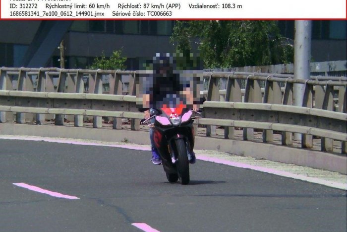 Ilustračný obrázok k článku Má 15 rokov, vodičák ani nie mesiac a už ho STOPLI policajti: Mladý motorkár to prehnal!