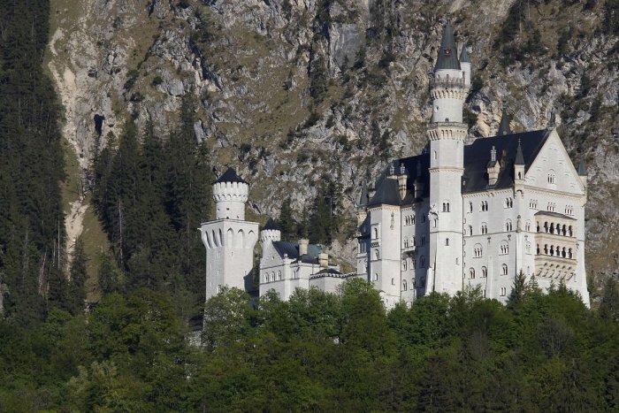 Ilustračný obrázok k článku HRÔZA na rozprávkovom zámku: Muž zhodil turistky z mosta, jedna PÁD neprežila