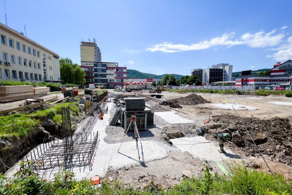 Ilustračný obrázok k článku Koniec bystrického STRAŠIAKA je tu: Dokedy postavia nový PARKOVACÍ dom? FOTO