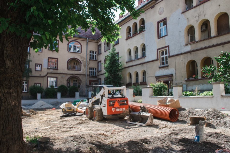 Ilustračný obrázok k článku Na Štúrovej rekonštruujú vnútroblok: Parkovacie miesta nahradí oddychová zóna, FOTO