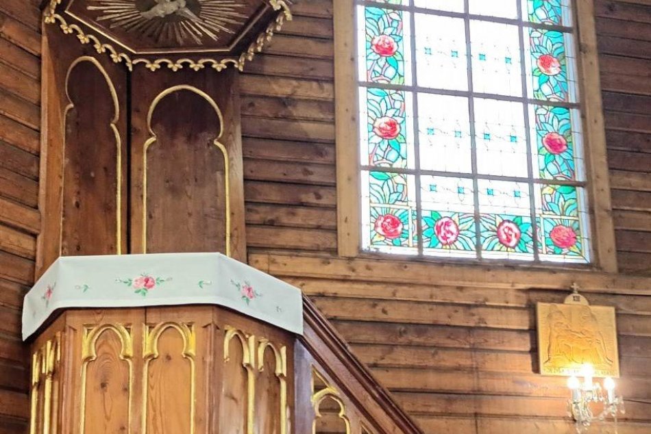 Ilustračný obrázok k článku Kežmarskí študenti makali 2 roky, ale stojí to za to: TAKTO krásne vynovili kostolík, FOTO