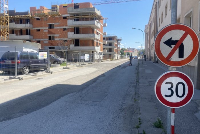 Ilustračný obrázok k článku Zvolenčanov čaká NEPRÍJEMNOSŤ: Cesta v centre bude celé týždne NEPREJAZDNÁ