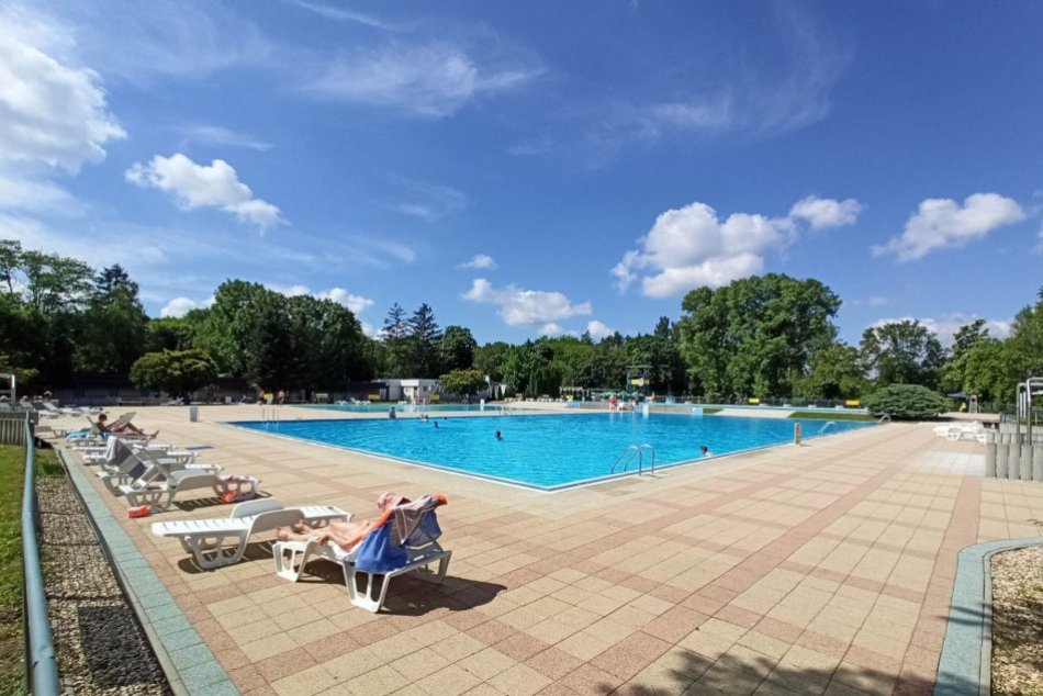 Ilustračný obrázok k článku Bazény na kúpalisku v Nitre sú už otvorené: Vodu chemicky upravili