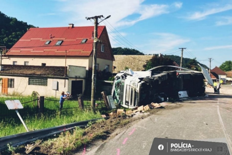 Ilustračný obrázok k článku VÁŽNA nehoda na trati: Po ZRÁŽKE vlaku s kamiónom je zranený šofér aj rušňovodič! FOTO