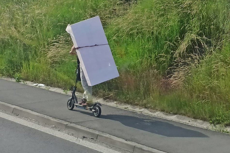 Ilustračný obrázok k článku Internet sa baví na KOLOBEŽKÁROVI s nákladom: Poprosím kontakt, prerábame podkrovie, FOTO