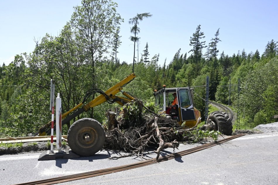 Ilustračný obrázok k článku Cestujete pred VÍKENDOM? OBMEDZENIA hrozia až na 14 úsekoch v Banskobystrickom kraji