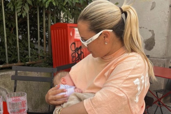 Ilustračný obrázok k článku Dominika Cibulková sa odfotila pri DOJČENÍ NA VEREJNOSTI: Otvorila tabuizovanú tému!