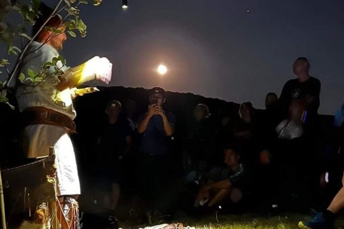 Ilustračný obrázok k článku V Nitre si užijeme MAGICKÚ nočnú prechádzku: Čo prinesie Svätojánska noc na hradisku?