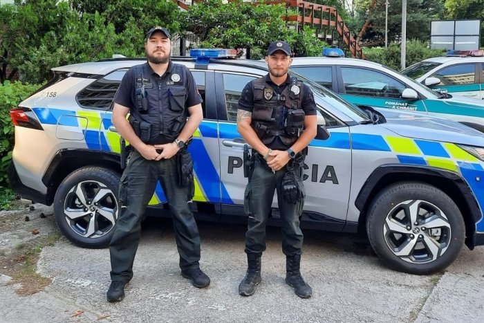 Ilustračný obrázok k článku ZÚFALÝ tínedžer zavolal na tiesňovú linku: Policajti nezaváhali, ZACHRÁNILI mu život