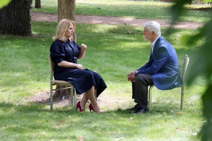 Ilustračný obrázok k článku Čaputová to DALA na Mečiara! V záhrade Vily Tugendhat sa vyfotila rovnako ako on v roku 1992