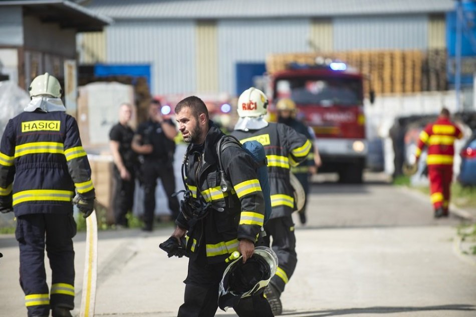 Ilustračný obrázok k článku MASÍVNY požiar v Rovinke stále nie je lokalizovaný: Zranilo sa osem hasičov!