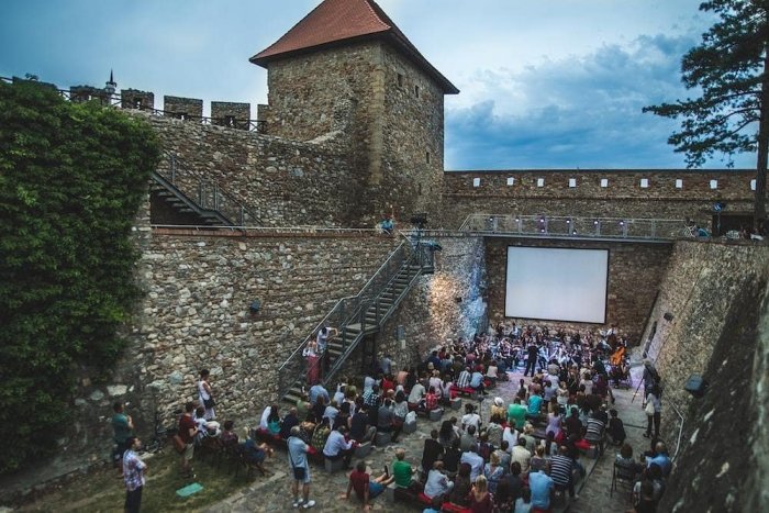 Ilustračný obrázok k článku Letné LÁKADLÁ na Nitrianskom hrade: Tešte sa na koncerty, filmy aj tančiareň