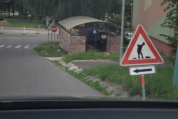 Ilustračný obrázok k článku KURIOZITA DŇA: Pozor, hrozí bolesť krížov! Východniari sa bavia na dopravnej značke
