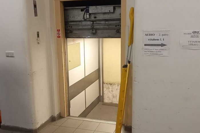 Ilustračný obrázok k článku NEŠŤASTIE v Prahe! V nemocnici sa do šachty ZRÚTIL výťah s 13 ľuďmi!