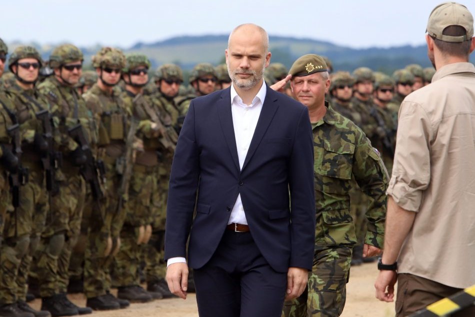 Ilustračný obrázok k článku Veliteľstvo OZBROJENÝCH síl navštívil minister: V Bystrici chce preinvestovať vyše 13 miliónov