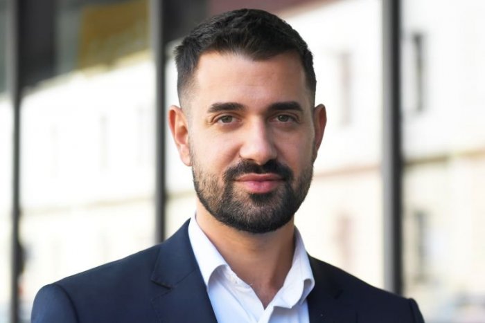 Ilustračný obrázok k článku Politicky DOTANCOVAL! Poslanec Ňarjaš opúšťa klub OĽANO, dôvodom sú názorové rozdiely