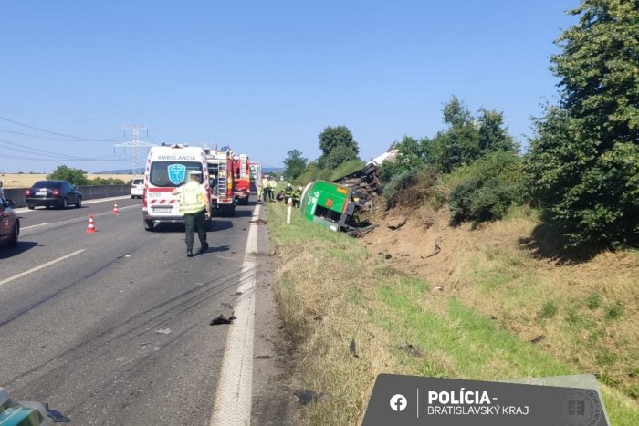 Ilustračný obrázok k článku Pred Bratislavou SKOLABOVALA doprava: Po nehode kamiónov je uzavretá diaľnica D1!