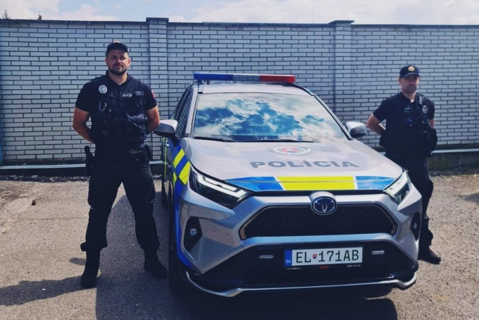 Ilustračný obrázok k článku HRDINOVIA v uniformách: Policajti ZACHRÁNILI popáleného muža z horiaceho objektu