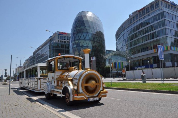 Ilustračný obrázok k článku KURIÓZNA nehoda v centre Bratislavy: Turistický vláčik ZRAZIL dvoch ľudí!