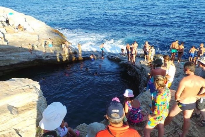 Ilustračný obrázok k článku Česká turistka ZOMRELA na známom gréckom ostrove: Za všetko môže SANITKA!