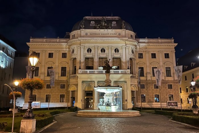 Ilustračný obrázok k článku Dobrá správa: DOČKÁME sa rekonštrukcie starej budovy SND! Potrvá to však zopár rokov...