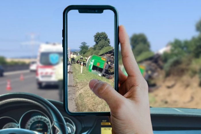 Ilustračný obrázok k článku Dopravná nehoda nie je senzácia! Za jej natáčanie počas jazdy hrozí MASTNÁ pokuta