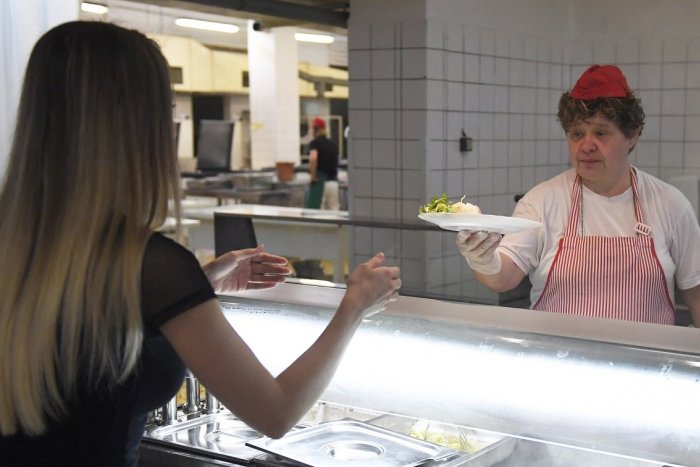 Ilustračný obrázok k článku Ste bez práce? Mesto hľadá človeka na výdaj STRAVY a požiadavky vôbec nie sú NÁROČNÉ