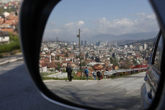 Ilustračný obrázok k článku Videla rozbitý späťák: Jana nechala vodičke originálny odkaz, ľudia na Facebooku tlieskajú