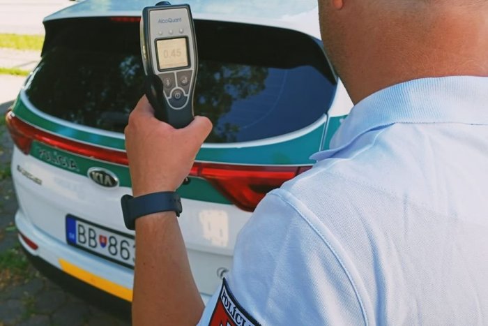 Ilustračný obrázok k článku Toto veru otec roka NEBUDE: Svoje deti viezol do školy OPITÝ