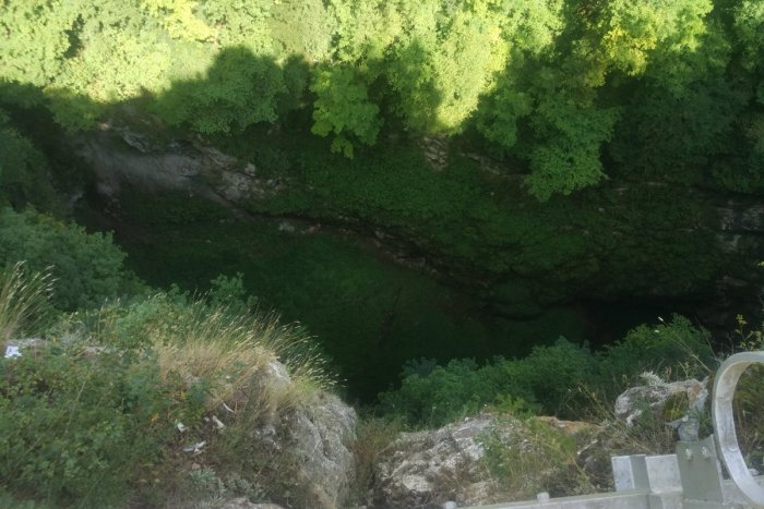 Ilustračný obrázok k článku TRAGÉDIA neďaleko hraníc: Do priepasti Macocha skočil dozorca, pred pádom sa ZASTRELIL