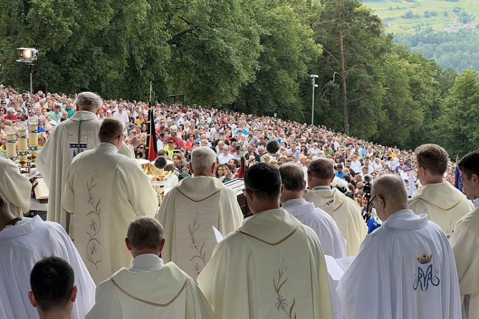 Ilustračný obrázok k článku Veriacich neodradilo ani počasie: Na mariánsku púť prišlo takmer 500-tisíc ľudí! FOTO