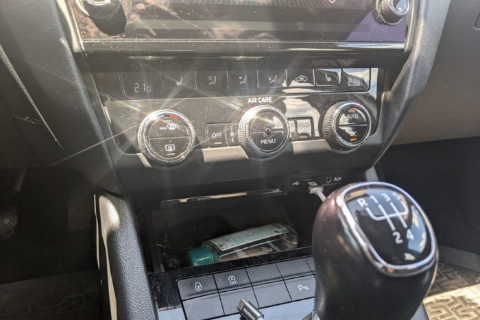 Ilustračný obrázok k článku Tomáš zažil ŠOK. Vyšiel z auta a kvôli klíme nechal bežať motor: Mastná POKUTA!