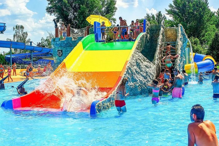 Ilustračný obrázok k článku Chystáte sa na novozámocké kúpalisko? Aj tento rok vás odvezie BEZPLATNÝ Štrandbus