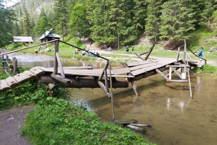 Ilustračný obrázok k článku Z túry do nemocnice! V Kvačianskej doline sa pod ženou ZRÚTIL mostík