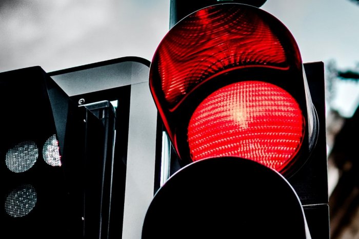 Ilustračný obrázok k článku Kto prejde na červenú, jeho tvár bude na tabuli hanby: TÁTO krajina prišla s bizarným trestom!