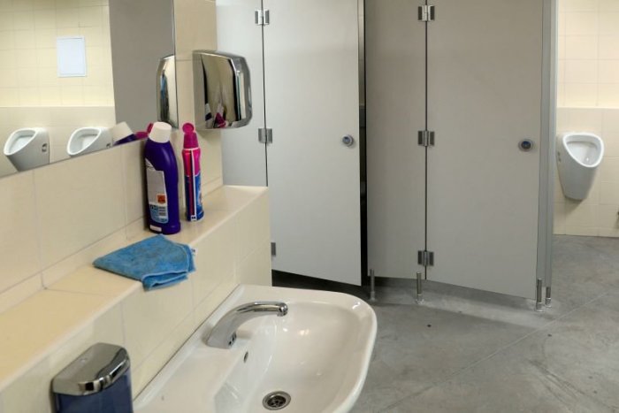 Ilustračný obrázok k článku Parkovisko v Spišskej Belej prestavajú na toaletu: Žiadajú ju minimálne od roku 2011