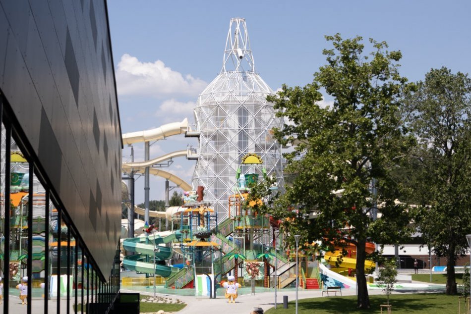 Ilustračný obrázok k článku MILOVNÍCI tobogánov a zábavy sa môžu tešiť: Neďaleko Bratislavy otvorili mega AKVAPARK!