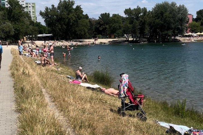 Ilustračný obrázok k článku Pri KÚPANÍ na Draždiaku môžete byť kľudnejší: Jazero majú pod dohľadom záchranári!