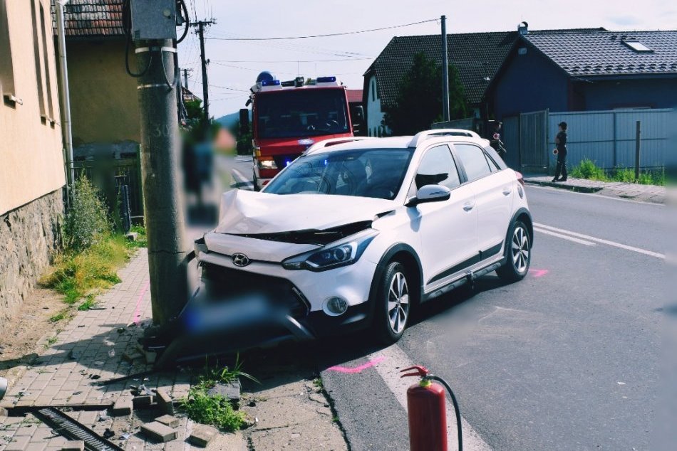 Ilustračný obrázok k článku HROZIVÉ následky nárazu do stĺpa: Žena skončila v nemocnici, zranené je aj dieťa, FOTO