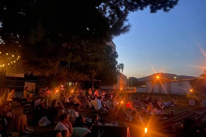 Ilustračný obrázok k článku Filmy pod holým nebom: Blíži sa letné KINO na plážových kurtoch v Nitre, PROGRAM