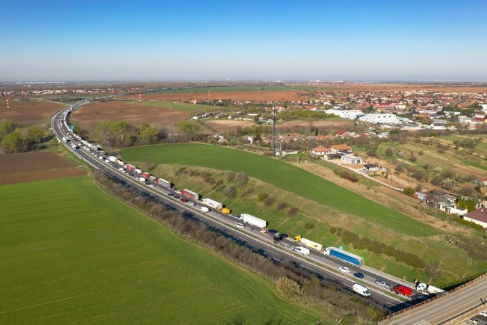 Ilustračný obrázok k článku Po úseku R1 pri Seredi by sa mohlo dočasne jazdiť ZADARMO: Súhlas musí dať polícia