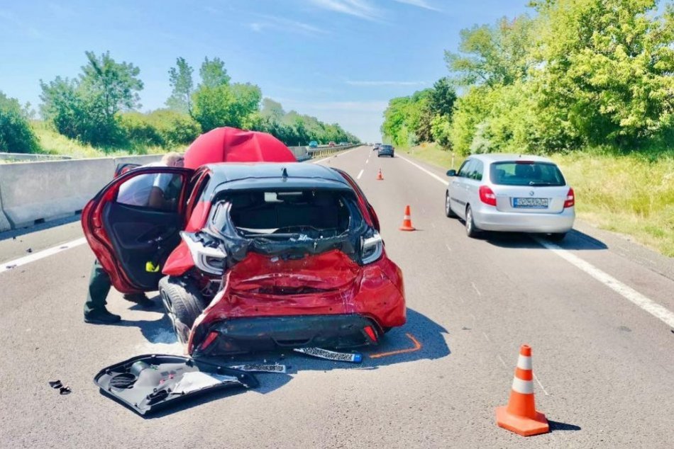 Ilustračný obrázok k článku Čo mu to napadlo? Vodič po zrážke vystúpil, v protismere ho zrazilo auto