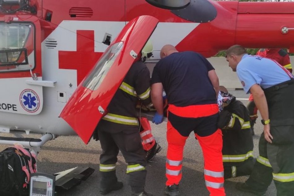 Ilustračný obrázok k článku Čelná ZRÁŽKA auta s nákladiakom: Cestu pred Rožňavou museli uzavrieť, zasahoval vrtuľník!