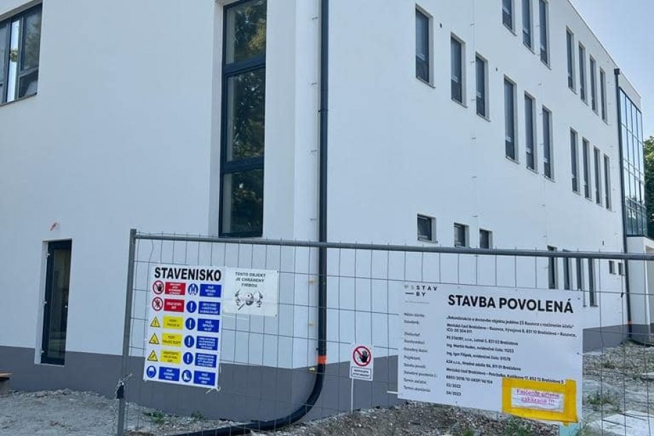 Ilustračný obrázok k článku Prídu v Rusovciach o EUROFONDY? Komplikácie pri rekonštrukcii školy, dodávateľ odstúpil!