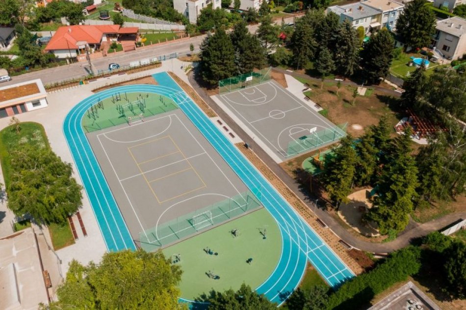 Ilustračný obrázok k článku Projekt za vyše MILIÓN eur: Trnava má ďalší vynovený školský areál, FOTO