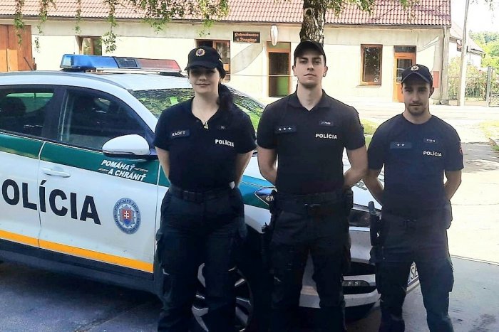 Ilustračný obrázok k článku Skvelá práca policajtov! Preliezli cez malé okienko, POMOHLI zranenej žene