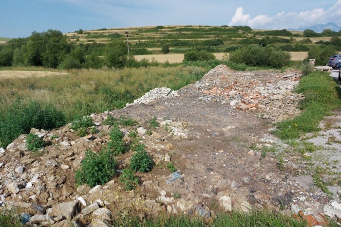 Ilustračný obrázok k článku Starší muž v Ľubici vytvoril obrovskú ČIERNU skládku: Odpad mal vyše 900 ton!