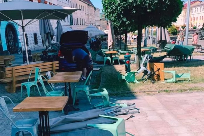 Ilustračný obrázok k článku ŠOK pre ľudí na terasách: Dolu námestím sa RÚTILO auto bez vodiča, VIDEO