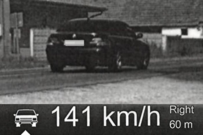 Ilustračný obrázok k článku Poriadne dupol na plyn: Na silnom aute letel cez obec neuveriteľných 141 km/h!